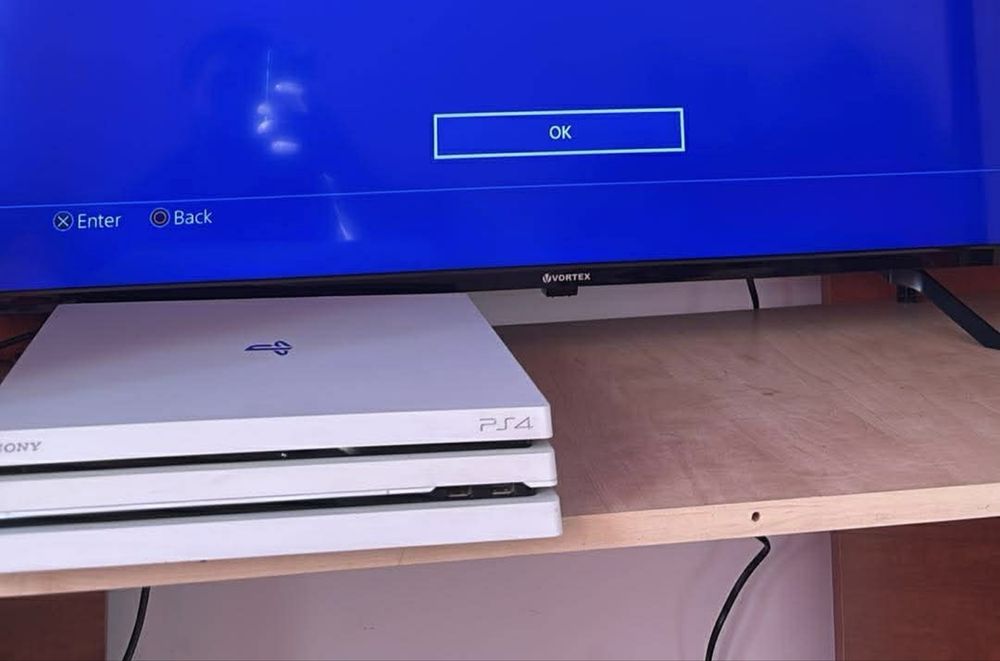 Vând Ps 4 Pro 1 T