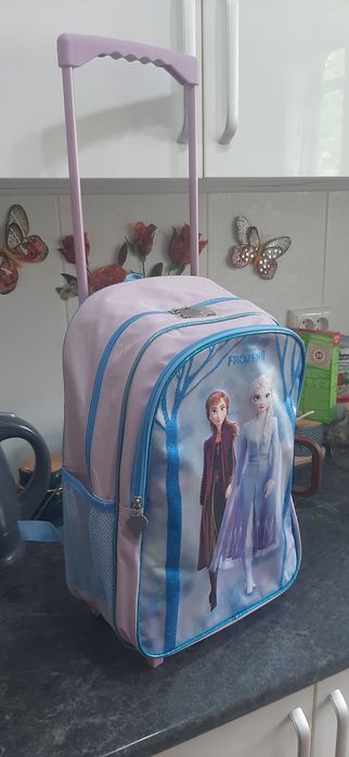 Продам рюкзак на колёсиках с выдвижной ручкой.