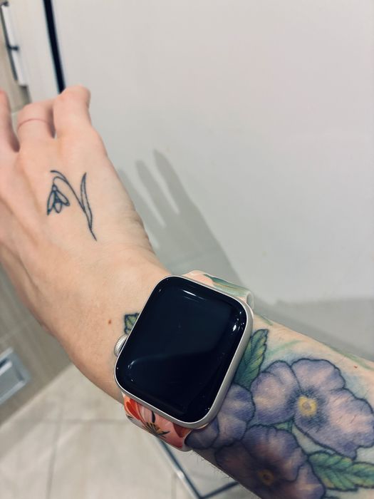 Apple watch SE 2nd gen 40mm смарт часовник Starlight