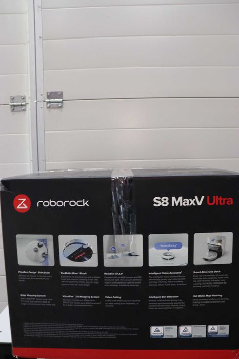 Роботизирана прахосмукачка roborock S8 MaxV Ultra с функция за моп и повдигащ моп, обстойно почистване благодарение на разтегателната странична четка