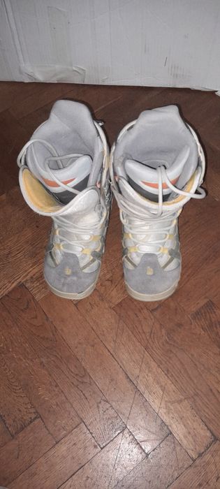 Vand SNOWBOARD si BOOTS + casca cadou!