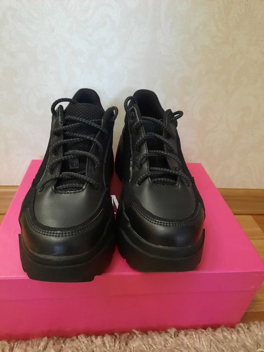 Продам кроссовки