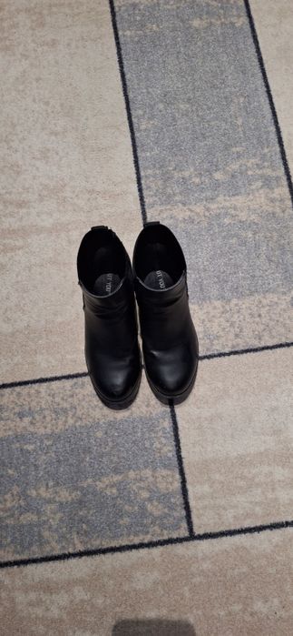 Продавам дамски боти номер 36