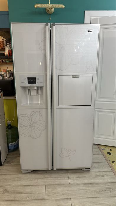 Холодильник LG Side-by-Side с диспенсером льда и мини-баром