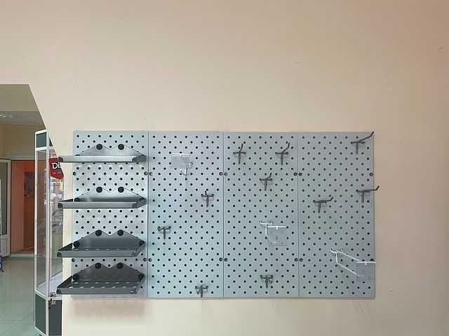 Teshilgan panel, перфопанель, do'konda ilgaklar uchun panel