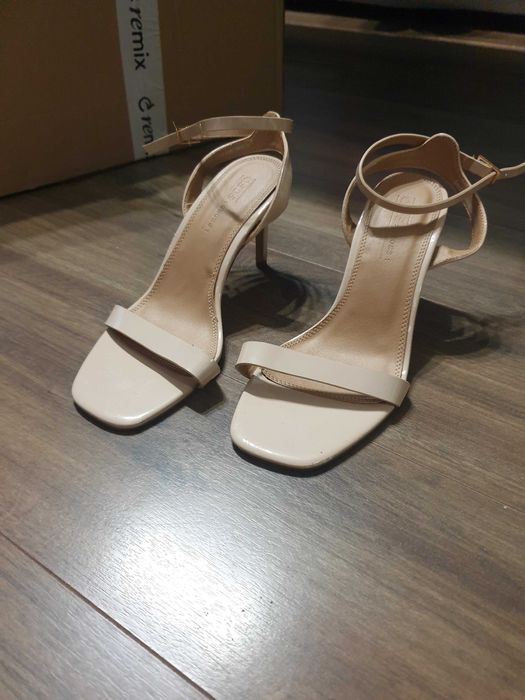 Елегантни дамски сандали на ток