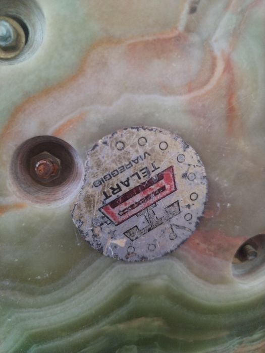 Старинен ретро винтидж домашен телефон изработен от ценни естествени н