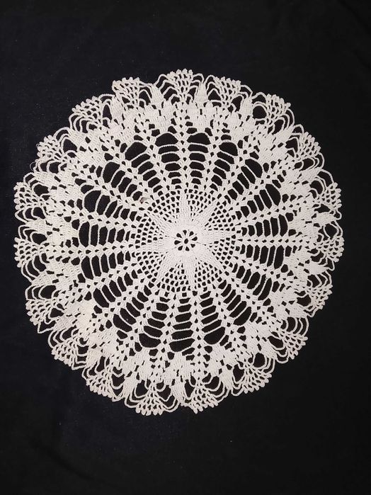 Покривки и подложки, плетени на една кука.