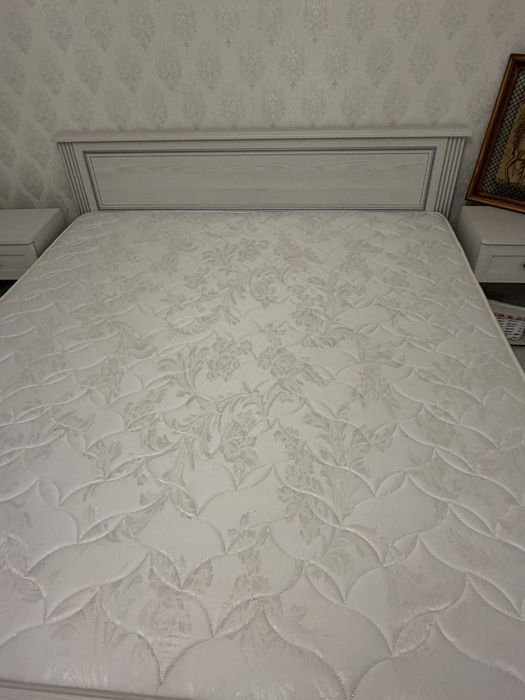 Продам кровать с матрасом и тумбочкой