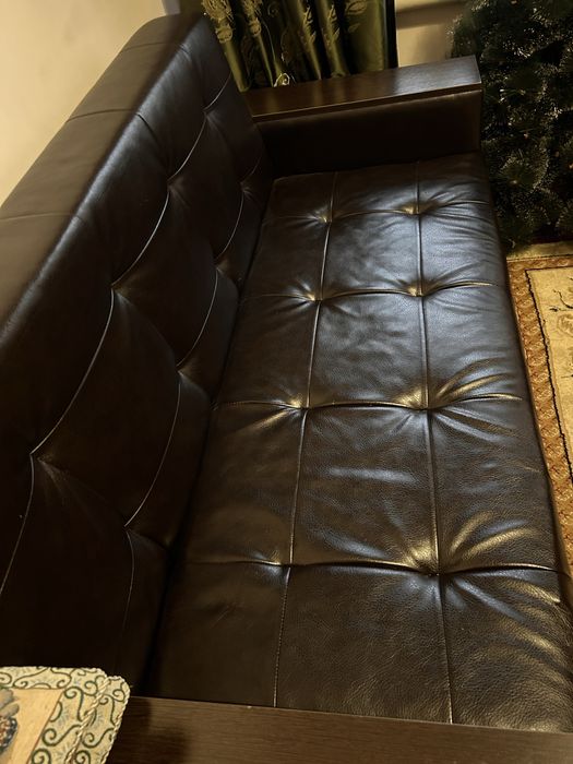 Продаю черный диван