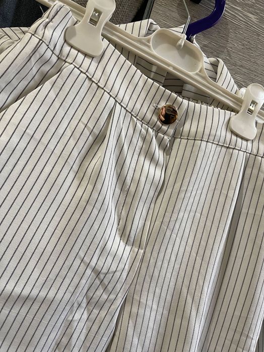 Продам классический белый костюм