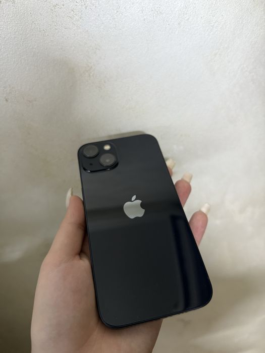 Телефон iPhone 13, в черном цвете