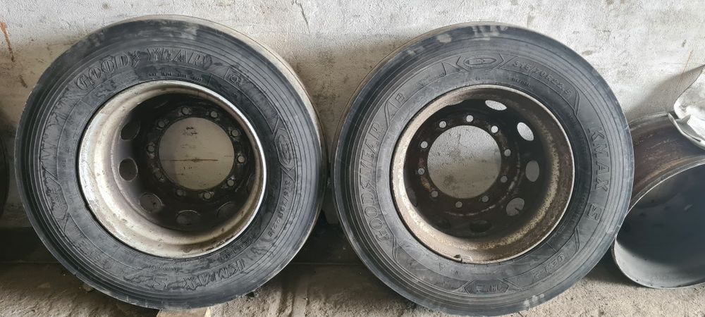 Грузовые шины б/у,  рулевые 2 шт.