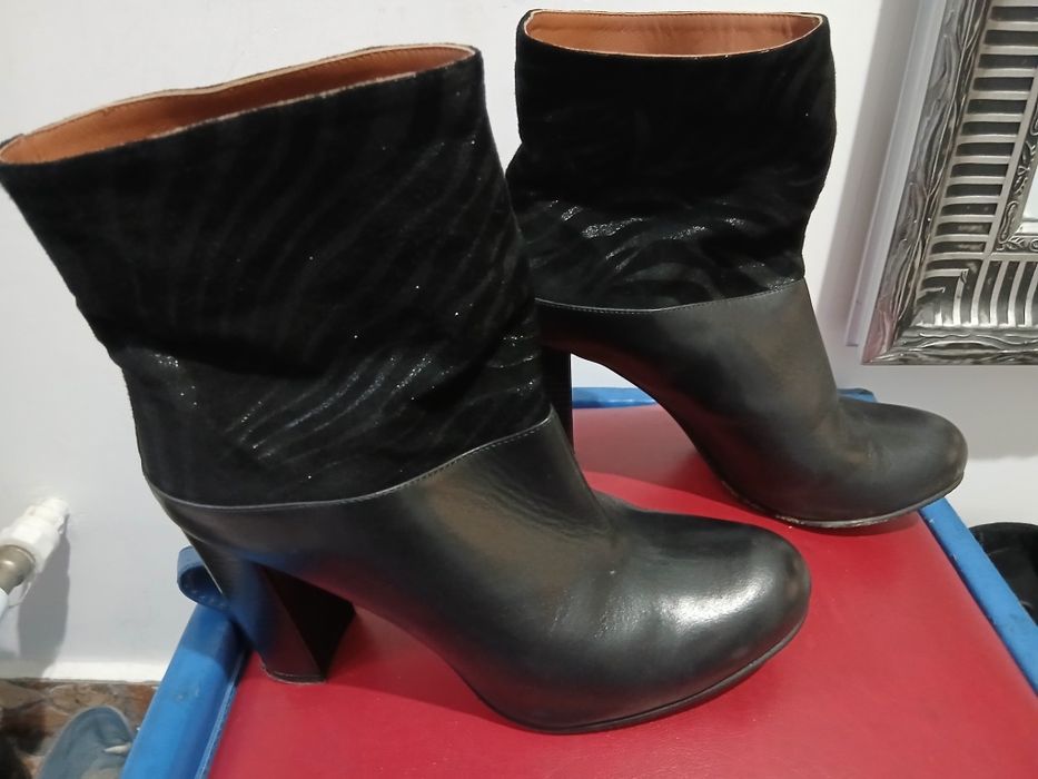 Ghete de dama din piele naturala marimea 38 in stare perfecta.
Nu au n