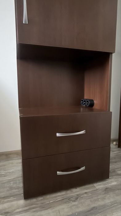 Здрав висок шкаф с чекмеджета