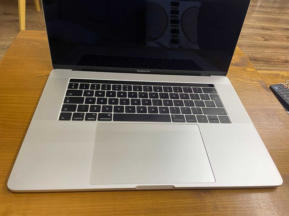 лаптоп Apple Macbook Pro 15'', 2017, 2.8GHz i7, 16GB, 250GB, touchbar