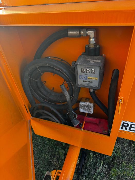 Vând cisterna de motorina pe roti