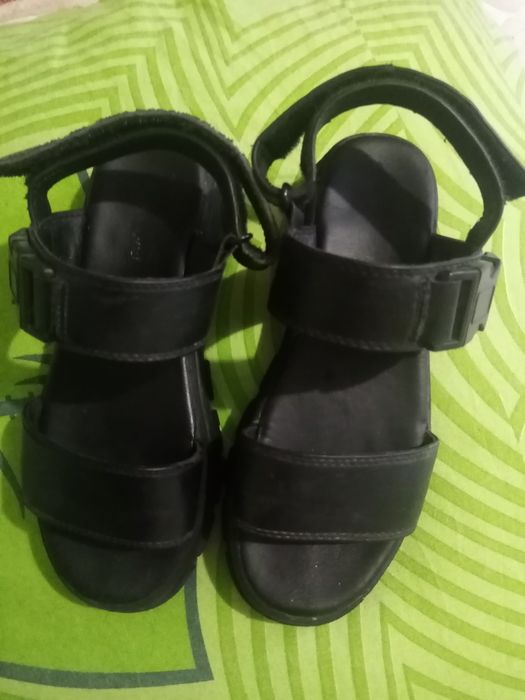 Продавам детски сандалки, много малко носени, запазени