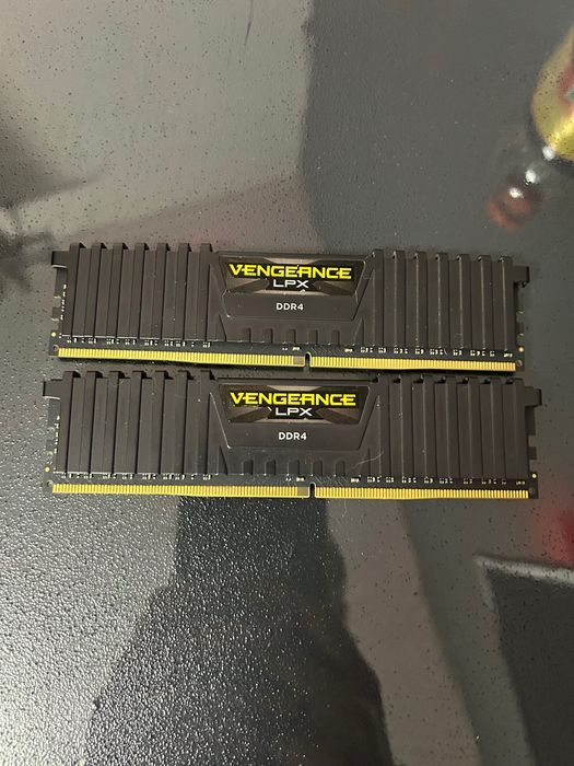 16gb(8x2) RAM 2400MHz DDR4 Corsair Vengeance Black LPX