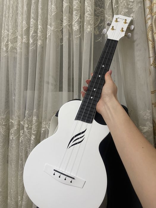 Укулеле новая в белом цвете