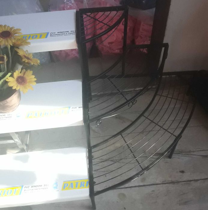 метален ъглов стелаж за цветя