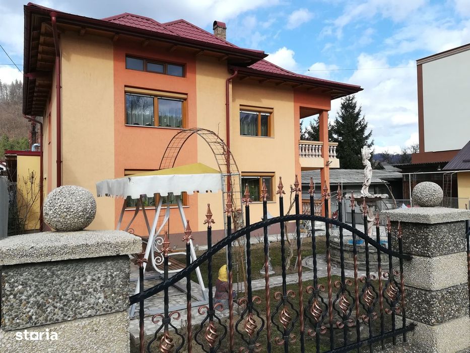 Casă cu 6 camere, garaj și mansardă utilă