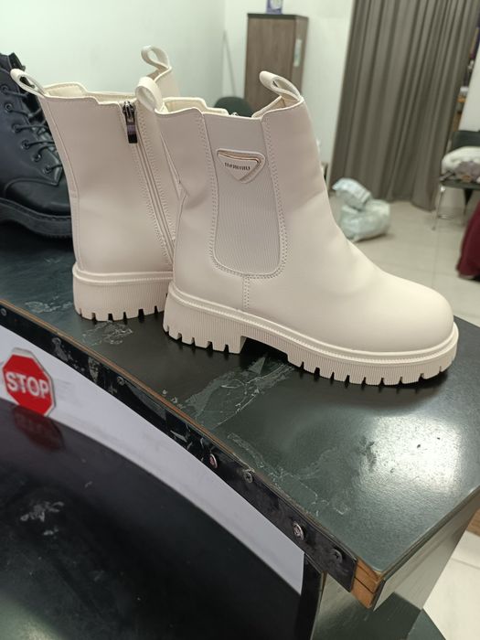 Продаются женские полусапожки,импортные, разных размеров.