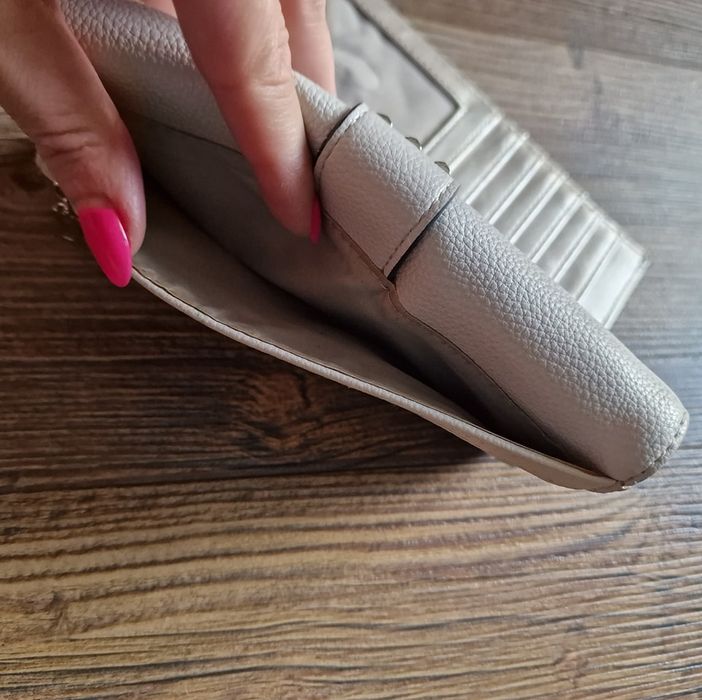 Страхотно дамско портмоне GUESS