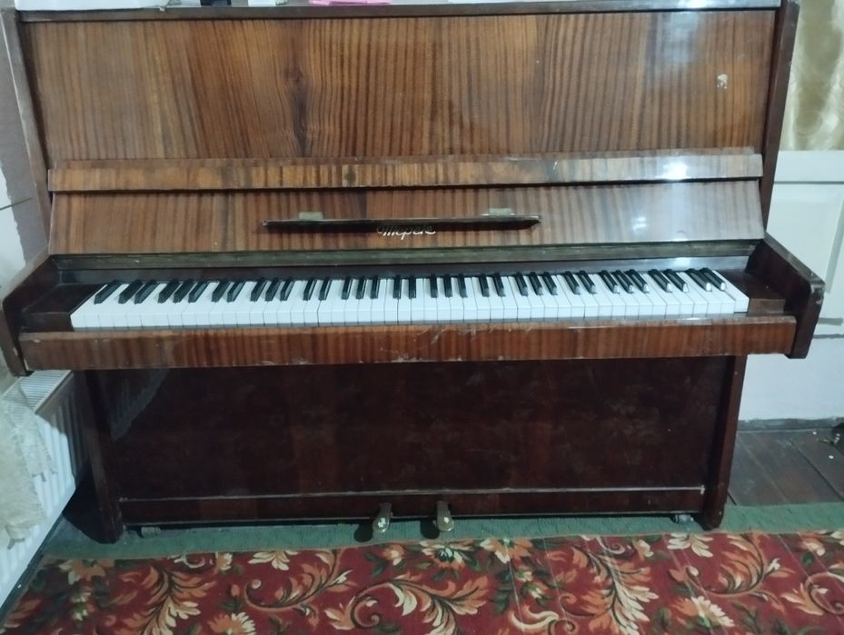 Продаю пианино .