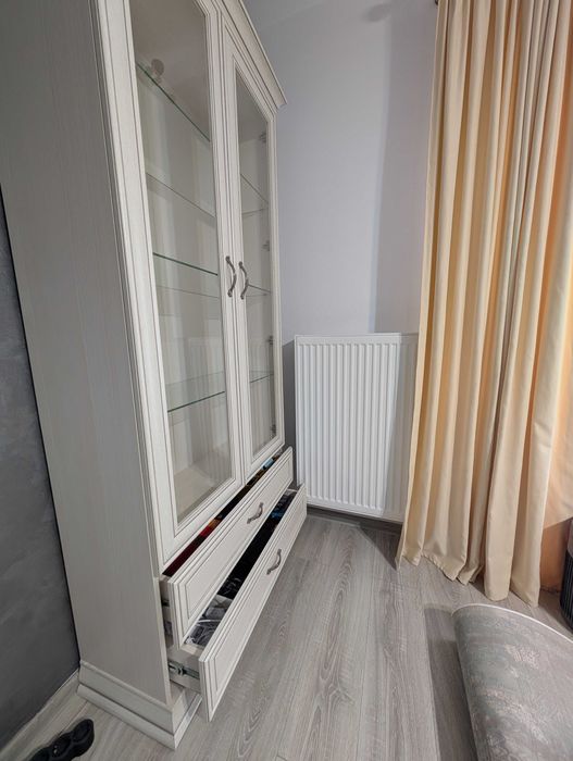 Vitrină mare Mobexpert gama Charme – 2 uși cu sticlă si 2 sertare