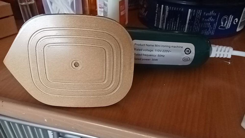 Продам маленький дорожный  миниутюг