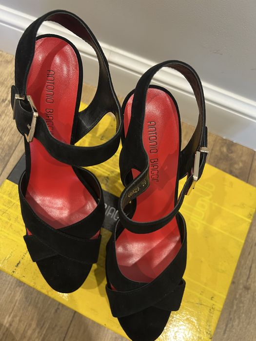 Босоножки замшевые