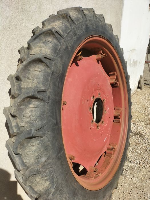 Tractor 445 cu roți tehnologice