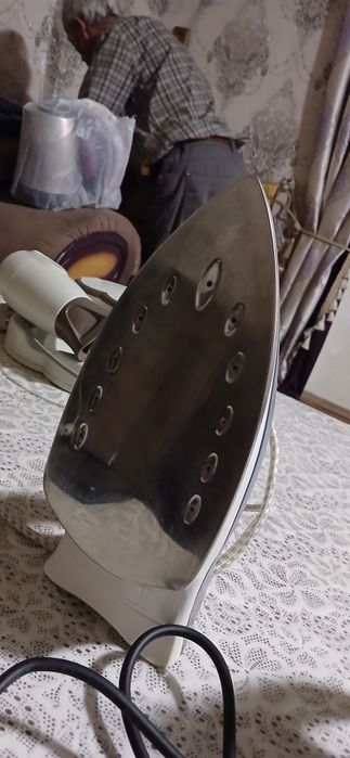 Утюг для глажки вещей паравой