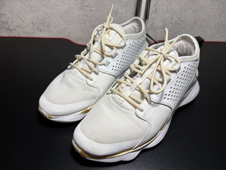 Nike Air Jordan Flow в расцветке White/Metallic Gold Coin