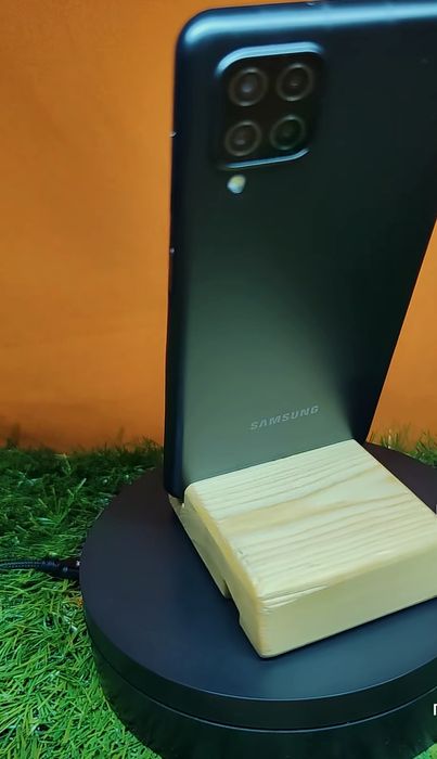 Samsung galaxy 12 сотилади