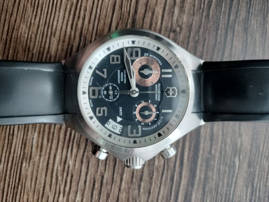Продавам часовник Victorinox