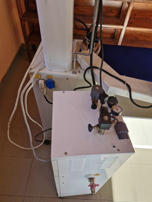 Vând masă de călcat profesională cu mânecar !