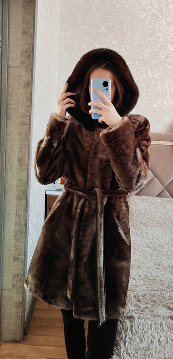 Продам шубу мутон + норка капюшон