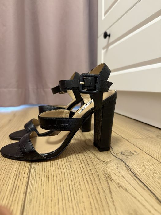 Нови оригинални токчета Guess