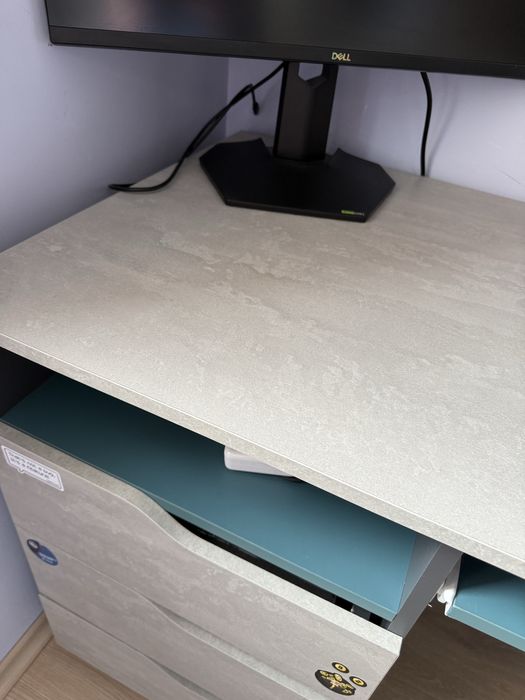 Бюро с чекмеджета и плот за клавиатура