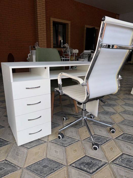 Маникюрные столы и стулья