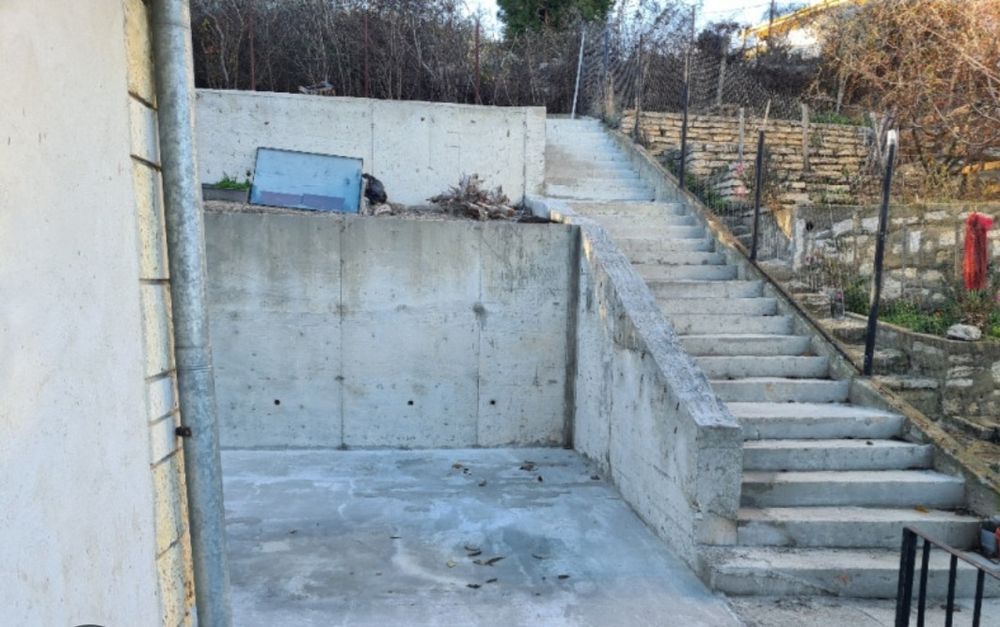 Изграждане на подпорни стени.