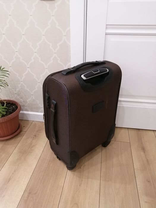 Продам чемодан 60см на 40см.