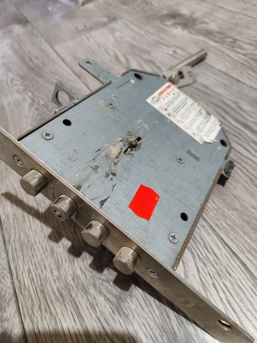 Замок на двери, ворота.