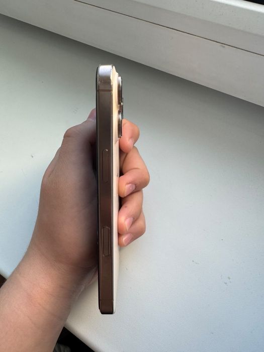 Продам iPhone 16 Pro, 128 ГБ, золотого цвета.
