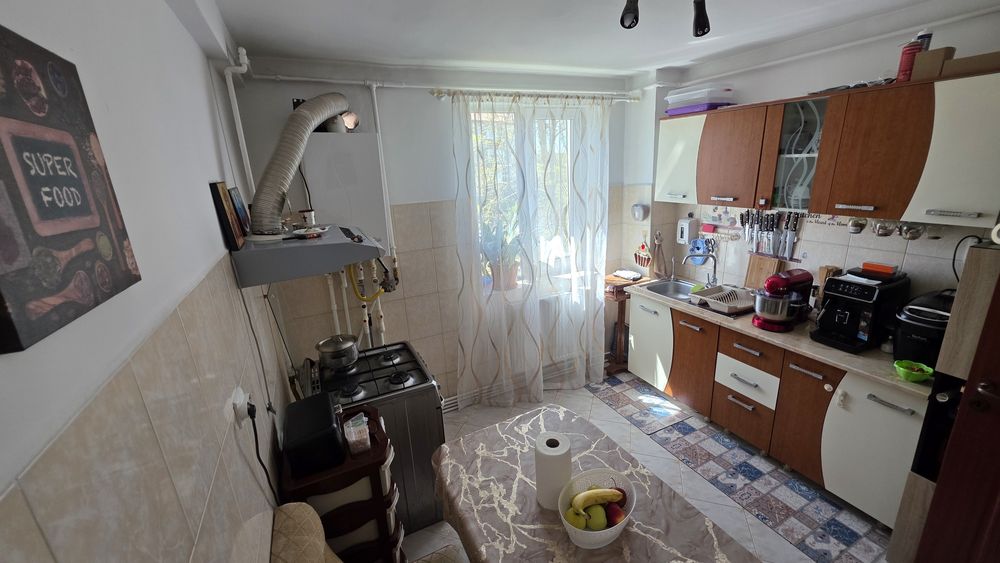 Vând apartament semidecomandat