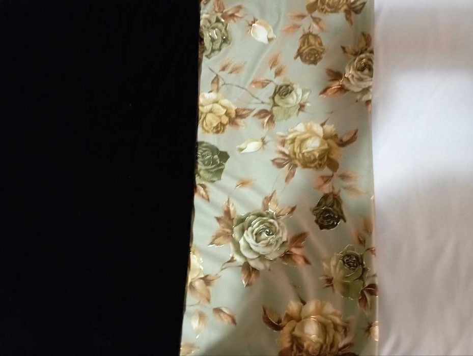 Отрезы тканей тонкий трикотин белый и цветной, бархат черный и др