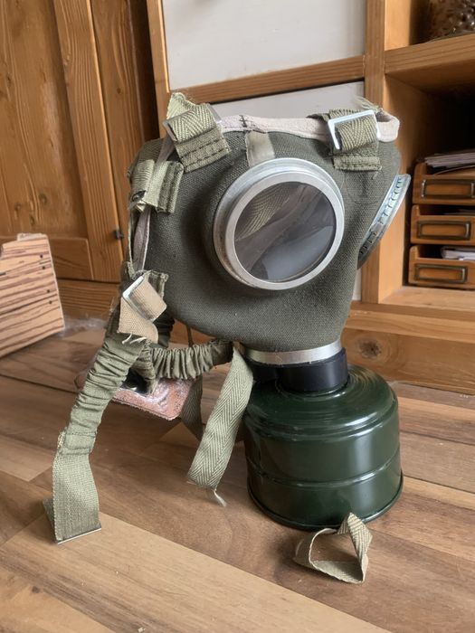 Măști de gaze militare vintage + filtre sigilate – stare excelentă