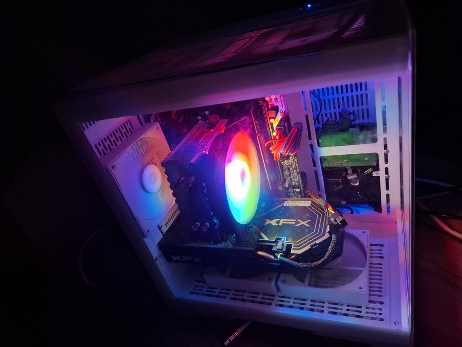 Vând PC GAMING bun